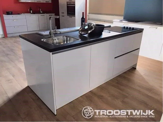 Eilandkeuken met kastenwand - afbeelding 13 van  19