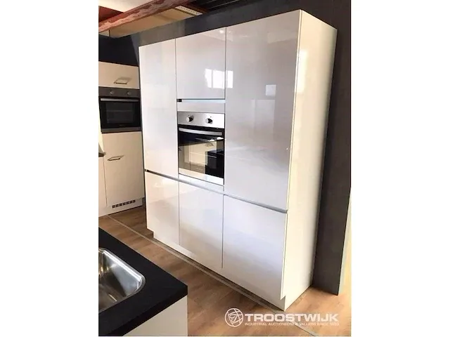 Eilandkeuken met kastenwand - afbeelding 15 van  19