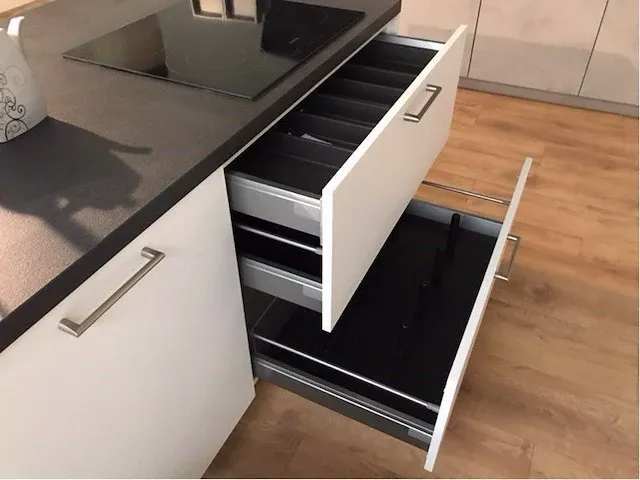 Eilandkeuken met kastenwand - afbeelding 5 van  20