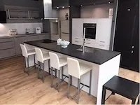 Eilandkeuken met kastenwand