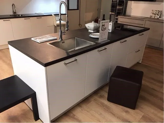 Eilandkeuken met kastenwand - afbeelding 12 van  20