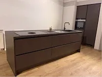 Eilandkeuken met kastenwand