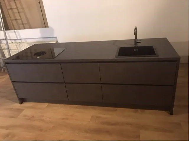 Eilandkeuken met kastenwand - afbeelding 12 van  28