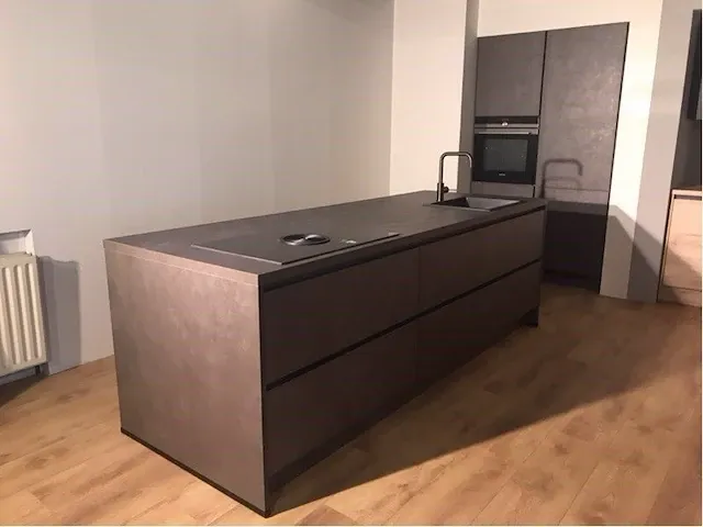 Eilandkeuken met kastenwand - afbeelding 26 van  28