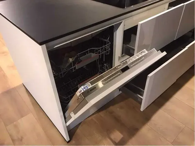 Eilandkeuken met kastenwand - afbeelding 5 van  19