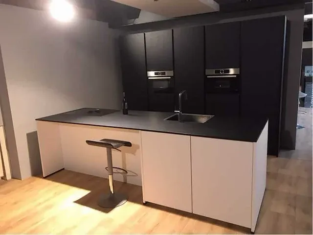 Eilandkeuken met kastenwand - afbeelding 1 van  19