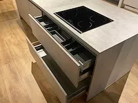 Eilandkeuken met kastenwand - afbeelding 6 van  32