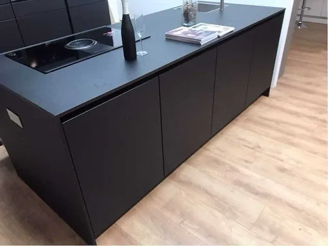 Eilandkeuken met kastenwand - afbeelding 24 van  27