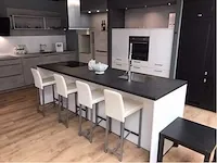 Eilandkeuken met kastenwand - afbeelding 1 van  20