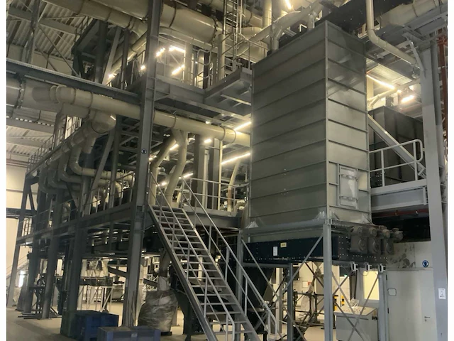 Eindcombinatie de complete kunstgras recyclinglijn kavels 1 t/m 3 - afbeelding 2 van  13