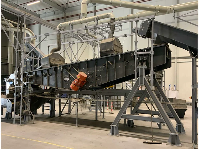 Eindcombinatie de complete kunstgras recyclinglijn kavels 1 t/m 3 - afbeelding 7 van  13