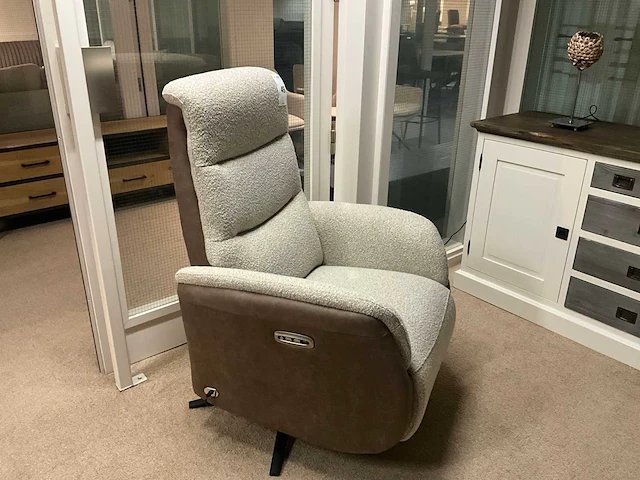 Electrisch bedienbare fauteuil - afbeelding 2 van  6