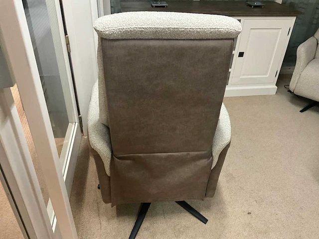Electrisch bedienbare fauteuil - afbeelding 3 van  6