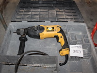 Electrische boorhamer dewalt in kunststofkoffer.