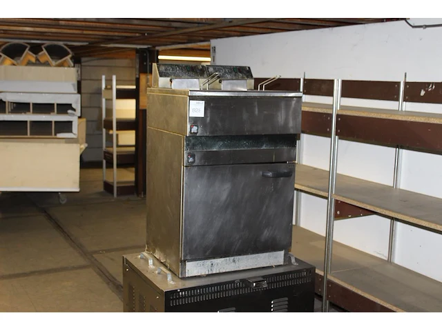Electrische dubbele friteuse parry, 380 volt. afmeting 60 x 62 x 104 cm. - afbeelding 1 van  2