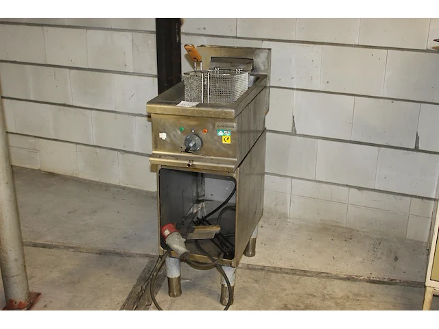 Electrische friteuse alpeninos, 380 volt. afmeting 35 x 70 x 106 cm. - afbeelding 1 van  2
