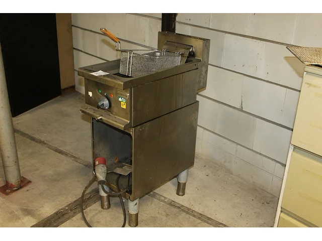 Electrische friteuse alpeninos, 380 volt. afmeting 35 x 70 x 106 cm. - afbeelding 2 van  2