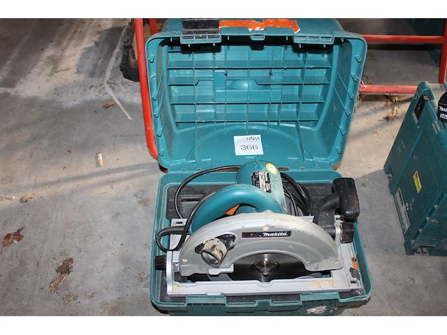 Electrische handcirkelzaag makita met accu en lader in kunststofkoffer. - afbeelding 1 van  5