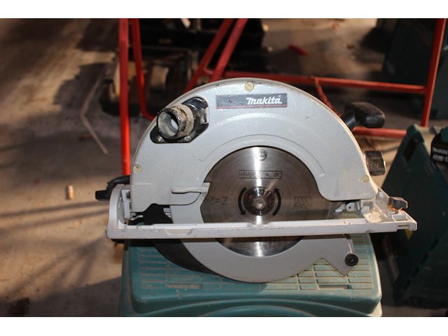 Electrische handcirkelzaag makita met accu en lader in kunststofkoffer. - afbeelding 2 van  5