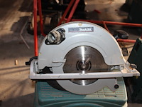 Electrische handcirkelzaag makita met accu en lader in kunststofkoffer. - afbeelding 2 van  5