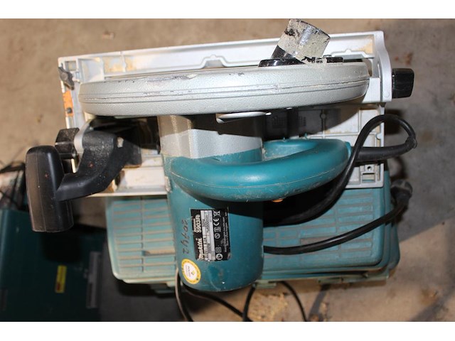 Electrische handcirkelzaag makita met accu en lader in kunststofkoffer. - afbeelding 3 van  5