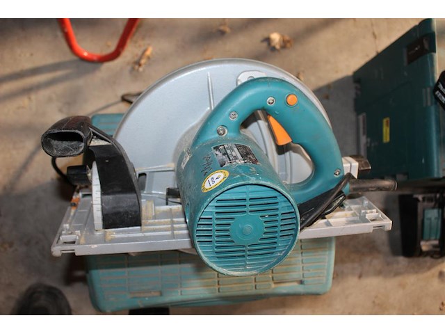 Electrische handcirkelzaag makita met accu en lader in kunststofkoffer. - afbeelding 4 van  5