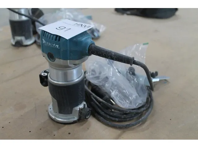 Electrische kantenfrees makita type rt0700c. - afbeelding 1 van  1