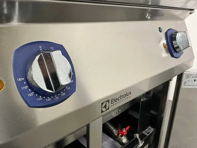 Electrolux - xp700 - dubbele friteuse (2023) - afbeelding 12 van  19