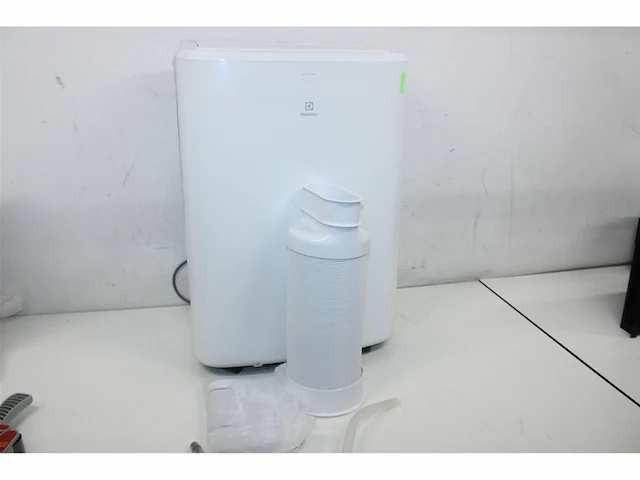 Electrolux exp26u339aw comfort 600 draagbare airconditioner wit, licht en compact - afbeelding 2 van  3