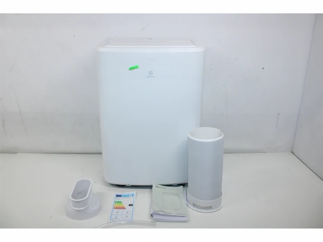Electrolux exp26u339aw comfort 600 draagbare airconditioner wit, licht en compact - afbeelding 2 van  3