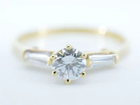 Elegante geelgouden briljanten ring met zij-diamanten - afbeelding 1 van  7