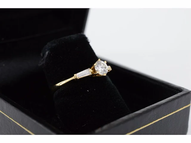 Elegante geelgouden briljanten ring met zij-diamanten - afbeelding 2 van  7