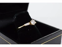 Elegante geelgouden briljanten ring met zij-diamanten - afbeelding 2 van  7
