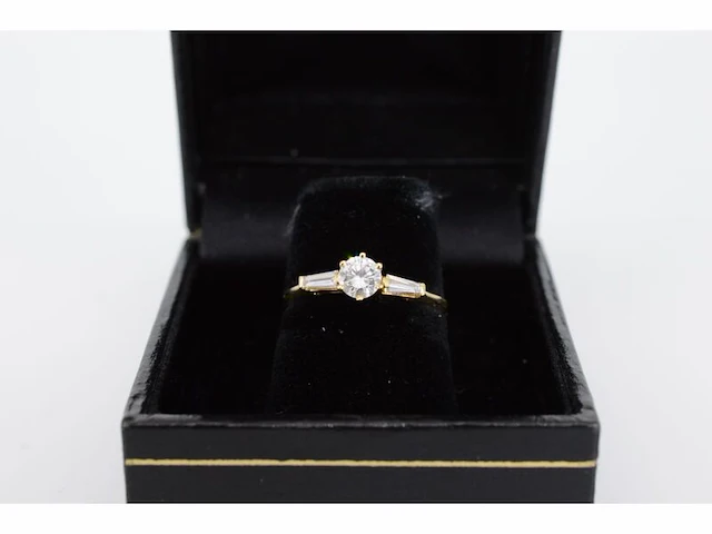 Elegante geelgouden briljanten ring met zij-diamanten - afbeelding 3 van  7