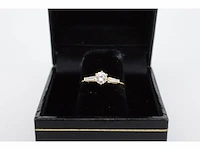 Elegante geelgouden briljanten ring met zij-diamanten - afbeelding 3 van  7