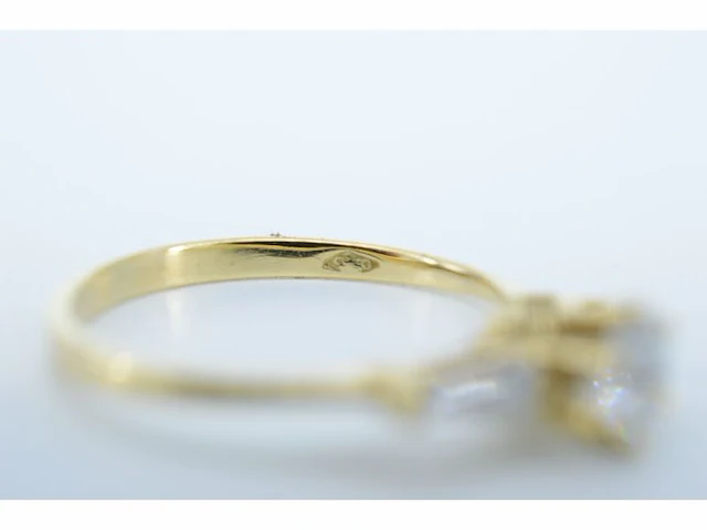 Elegante geelgouden briljanten ring met zij-diamanten - afbeelding 4 van  7