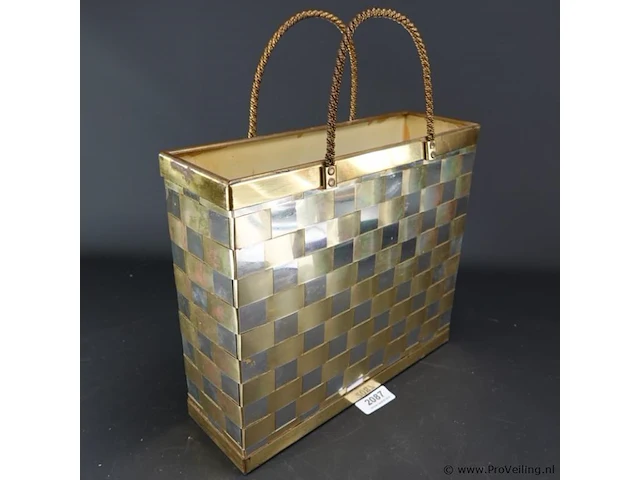 Elegante magazinehouder van messing en chroom in de vorm van een boodschappentas. - afbeelding 1 van  5