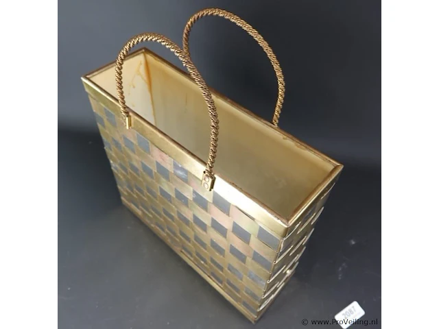 Elegante magazinehouder van messing en chroom in de vorm van een boodschappentas. - afbeelding 3 van  5