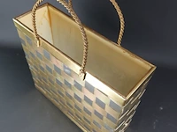 Elegante magazinehouder van messing en chroom in de vorm van een boodschappentas. - afbeelding 3 van  5
