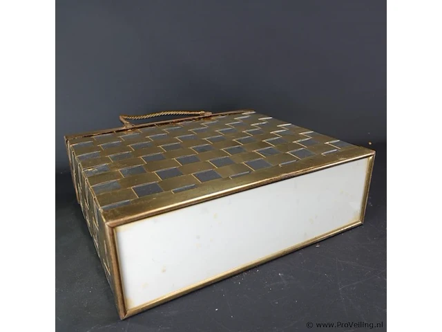 Elegante magazinehouder van messing en chroom in de vorm van een boodschappentas. - afbeelding 5 van  5