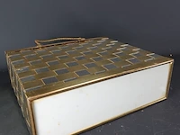 Elegante magazinehouder van messing en chroom in de vorm van een boodschappentas. - afbeelding 5 van  5