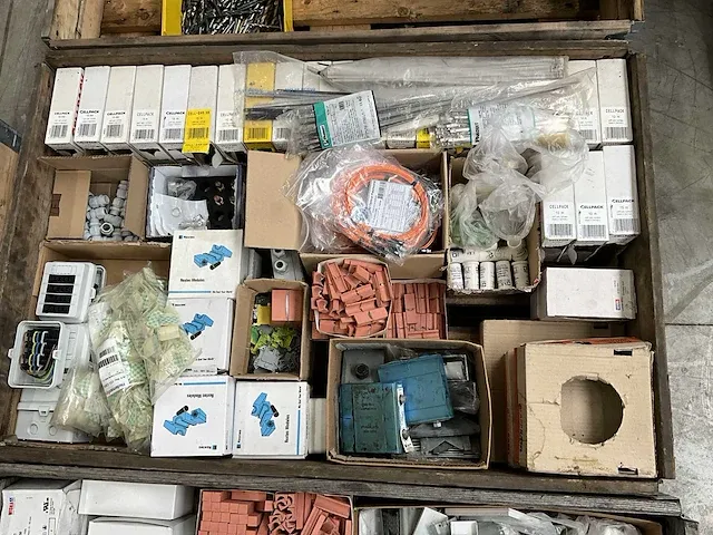 Elektra installatiemateriaal - afbeelding 1 van  10