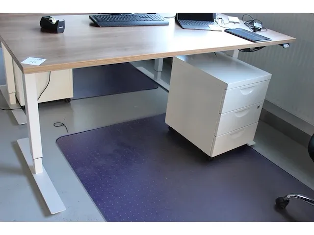 Elektrisch in hoogte verstelbaar hoog/laagbureau met metalen onderstel en houten blad 160 x 80 cm. - afbeelding 1 van  2