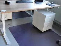 Elektrisch in hoogte verstelbaar hoog/laagbureau met metalen onderstel en houten blad 160 x 80 cm. - afbeelding 1 van  2
