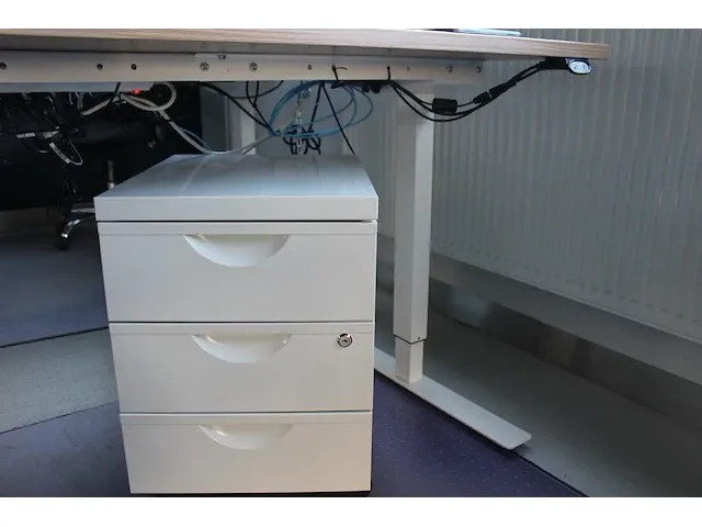 Elektrisch in hoogte verstelbaar hoog/laagbureau met metalen onderstel en houten blad 160 x 80 cm. - afbeelding 2 van  2