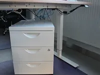 Elektrisch in hoogte verstelbaar hoog/laagbureau met metalen onderstel en houten blad 160 x 80 cm. - afbeelding 2 van  2