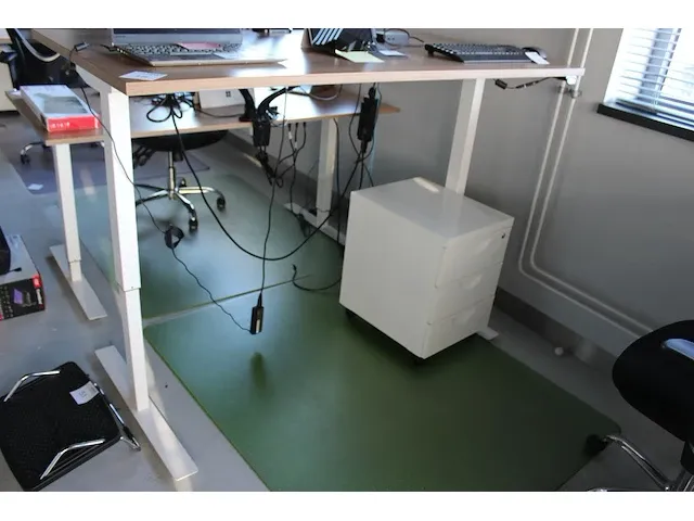Elektrisch in hoogte verstelbaar hoog/laagbureau met metalen onderstel en houten blad 160 x 80 cm. - afbeelding 1 van  2