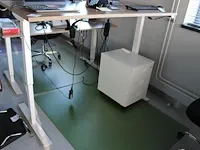 Elektrisch in hoogte verstelbaar hoog/laagbureau met metalen onderstel en houten blad 160 x 80 cm. - afbeelding 1 van  2