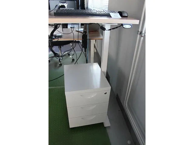 Elektrisch in hoogte verstelbaar hoog/laagbureau met metalen onderstel en houten blad 160 x 80 cm. - afbeelding 2 van  2