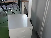 Elektrisch in hoogte verstelbaar hoog/laagbureau met metalen onderstel en houten blad 160 x 80 cm. - afbeelding 2 van  2